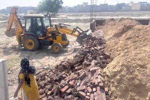 कबीरपुर की राजस्व संपदा में बने अवैध निर्माण पर चला पीला पंजा