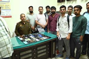 पुलिस ने गुमशुदा 40 मोबाइल फोन बरामद कर फोन मालिकों को सौंपे