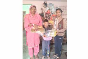 Holi: नन्ही सी बेटी रूहानी ने अनोखी सेवा के साथ मनाई होली