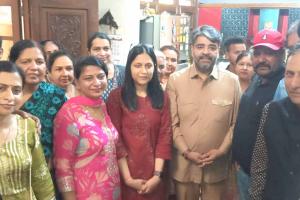 पूर्व राज्य मंत्री असीम गोयल ने यूपीएससी सिविल सेवा परीक्षा में सफलता प्राप्त करने वाली शहजादपुर की बेटी सुहासिनी मित्तल के निवास पर जाकर दी बधाई और शुभकामनाएं