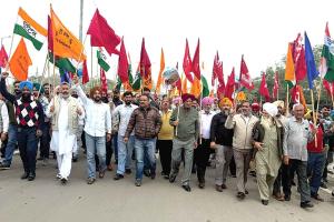 PRTC Employees: वेतन न मिलने पर भड़के पीआरटीसी कर्मचारी, रोष प्रदर्शन कर निकाला गुस्सा