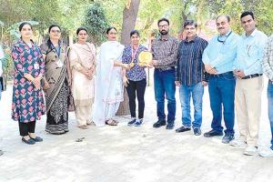 सरसा की पायल को कुश्ती में कमाल करने पर शाहपुर बेगू विद्यालय में किया सम्मानित