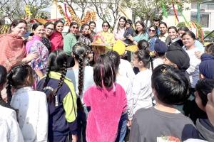 अक्षरा इंटरनेशनल स्कूल में रंगों, फूलों और उमंग के साथ मनाई गई होली, जल संरक्षण का दिया प्रेरक संदेश