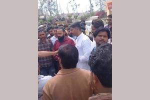 धार्मिक कार्यक्रम के दौरान भगवान बाल्मीकि पर आपत्तिजनक टिप्पणी से नाराज समाज के लोग थाना में हुए एकत्र कार्रवाई की मांग की