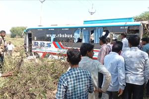 Raipur Road Accident News: सिमगा के पास यात्री बस और ट्रक में भीषण टक्कर, 5 की मौत, 30 घायल