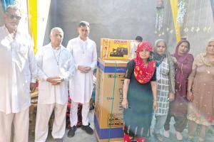 इन्सानियत: ब्लॉक रानियां-चामल की साध-संगत ने जरूरतमंद बेटी की शादी में दिया घरेलू सामान