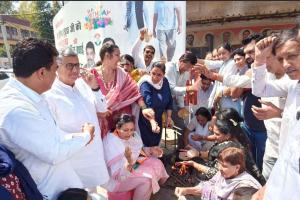 अनोखा विरोध प्रर्दशन: सड़क पर बैठकर मिट्टी के चुल्हे पर महिलाओं ने बनाई रोटी