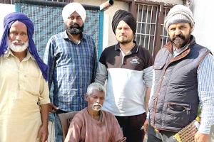 Welfare Work: डेरा श्रद्धालुओं ने की मानसिक रूप से विक्षिप्त बुजुर्ग की संभाल