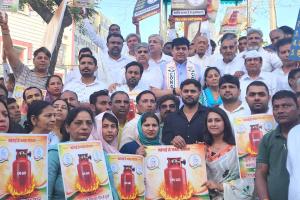 Congress: रसोई गैस की किल्लत व महंगाई के खिलाफ कांग्रेस का प्रदर्शन