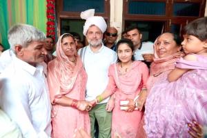 Rahul Gandhi: निभाया वादा, बेटी को आशीर्वाद देने राहुल गांधी पहुंचे मदीना गांव
