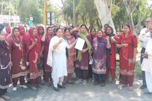 Asha Workers Protest: भिवानी में आशा वर्करों का लघु सचिवालय के सामने जोरदार प्रदर्शन