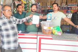 पॉलीथिन का प्रयोग करने पर पांच दुकानदारों के काटे चालान