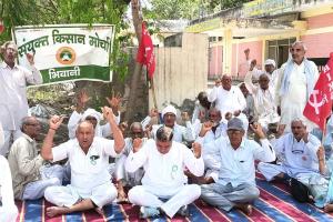भिवानी में किसानों का फूटा गुस्सा, मंडी कार्यालय के बाहर जोरदार धरना