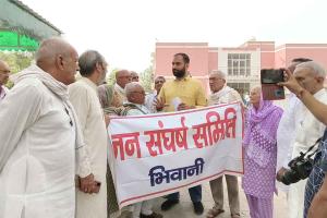 पानी की समस्या से जूझ रहे भिवानी के विद्या नगर व कीर्ति नगर के लोगों ने की नारेबाजी