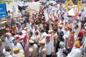 गोवंश को राष्ट्रीय दर्जा देने की मांग, एसडीएम को सौंपा ज्ञापन