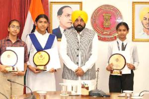 सीएम मान ने मेधावी छात्राओं को किया सम्मानित
