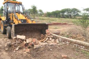 दादरी लोहारू रोड़ पर अवैध कॉलोनी से तोड़ा निर्माण कार्य