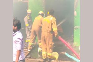 Fire: शिकोहाबाद में आग लगने के बाद मकान में हुआ धमाका, आधा दर्जन घायल