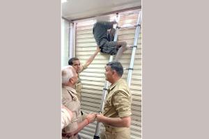 क्लिनिक में चोरी करने गया चोर, शटर और दीवार के बीच फंसा