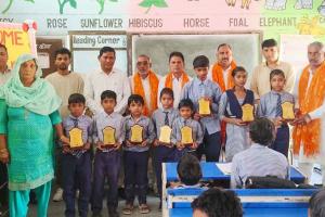 स्व. ओम प्रकाश मेहरा की प्रथम पुण्यतिथि पर होनहार विद्यार्थी सम्मानित