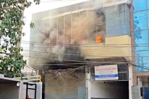कागज पैकेजिंग गोदाम में लगी भीषण आग से लाखों का नुकसान