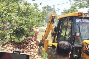 Bulldozer Action: गुरुग्राम पुलिस ने कौशल गैंग के सदस्यों के अवैध कब्जों पर चलाया बुल्डोजर