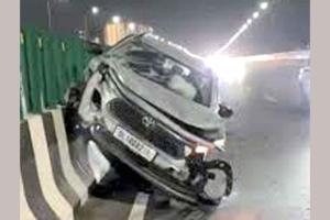 Gurugram Road Accident: गुरुग्राम में द्वारका एक्सप्रेसवे पर अनियंत्रित होकर डिवाइडर पर चढ़ी गाड़ी