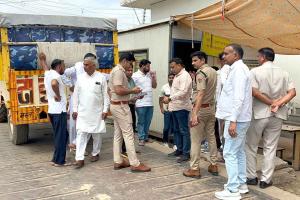 हांसी अनाज मंडी में गेट पास को लेकर हंगामा, घंटों इंतजार के बाद भी बाहर अटके किसान