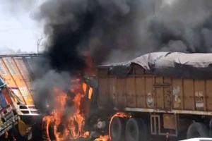 Jharkhand Accident: झारखंड में खौफनाक सड़क हादसा, भिड़ंत के बाद धू-धू कर जले दो ट्रक