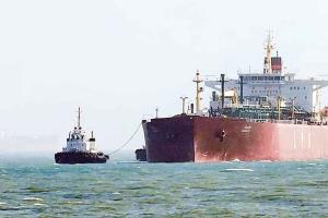 भारत का एक और एलपीजी टैंकर होर्मुज स्ट्रेट को पार करके भारत पहुंचा, दो और टैंकर लाइन में