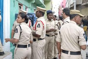 Hyderabad Police: हैदराबाद में पुलिस का अपराधियों पर शिकंजा, कमिश्नर ने घर पहुंचकर दी चेतावनी