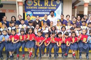 सेंट आरसी स्कूल में प्राईमरी वर्ग के मेधावी छात्रों को किया गया सम्मानित
