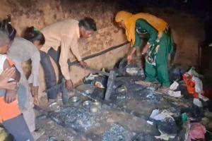 गैस सिलेंडर में लगी आग, घरेलू सामान खाक