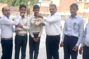 हाईस्कूल बोर्ड परीक्षा में हर्ष ने लहराया परचम, कैराना ब्लॉक में टॉपर बने