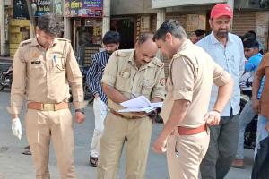 कचहरी के सामने सड़क किनारे पड़ा मिला बुजुर्ग का शव, सनसनी