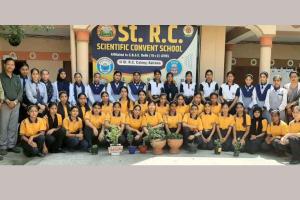 पौधारोपण करके छात्राओं को दिया पृथ्वी संरक्षण का संदेश