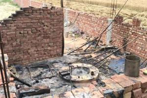 Fire: संदिग्ध परिस्थितियों में साधु की झोपड़ी में लगी आग, बाल-बाल बचे