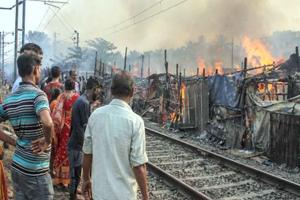 रेलवे लाइन के पास झुग्गी बस्ती में आग लगने से ट्रेन सेवाएं प्रभावित, यात्रियों को भारी परेशानी