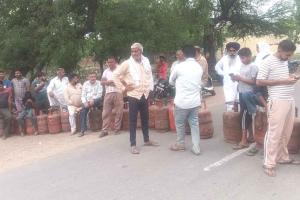 कुराली में गैस आपूर्ति ठप होने पर ग्रामीणों का हंगामा, बस अड्डे पर लगाया जाम