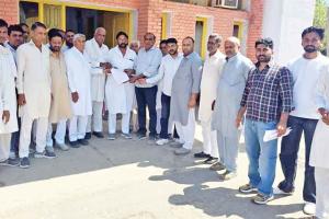 Farmers News: किसानों ने की ओलावृष्टि से बर्बाद हुई गेहूँ की फसल की स्पेशल गिरदावरी की मांग