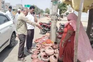 भीषण गर्मी में हर साल बढ़ती है बिक्री, इस बार डिमांड के आगे कम पड़ गए मटके