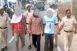 गांव ढूकड़ा लूटकांड में तीन युवक गिरफ्तार, पुलिस ने लूट के आरोपियों की निकाली परेड