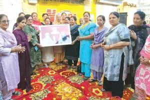 Sirsa News: एमसी मार्केट में नई दुकान लेने की खुशी नामचर्चा आयोजित कर मनाई