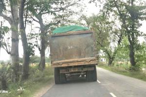 शहर की सड़कों पर ‘मौत का कहर’ ओवरलोड रेत-बजरी वाहन बन रहे यमदूत, प्रशासन बेखबर