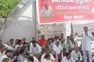 Firefighters Strike: अग्निशमन कर्मचारियों ने वायदा खिलाफी के विरोध में हड़ताल कर दिया धरना