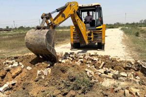 Bulldozer Action: अवैध कालोनियों में चला प्रशासन का पीला पंजा, भारी पुलिस बल रहा तैनात