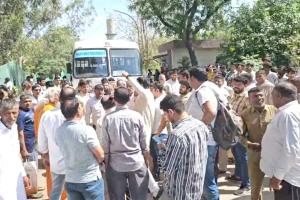 बस ड्राइवर व पुलिस कर्मी के बीच हुआ विवाद, रोडवेज कर्मचारियों ने किया चक्का जाम