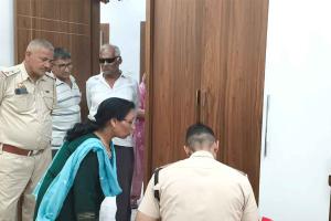 Theft News: घर का ताला तोडकर चोरों ने लाखों की कीमत के आभूषण व नगदी पर किया हाथ साफ