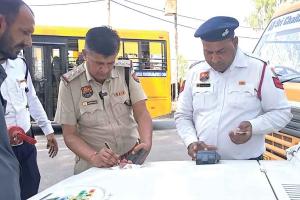 नियम तोड़ने पर यातायात पुलिस ने काटे 7 स्कूली बसों के चालान, एक इंपाउंड
