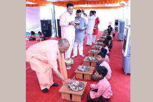 Yogi Adityanath: सीएम योगी पहुंचे स्कूल, बच्चों को बांटे गिफ्ट, ‘स्कूल चलो अभियान’ की शुरुआत